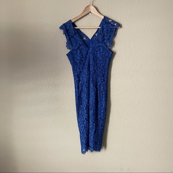 Set Scalloped Lace Dress - Picture 2 of 4